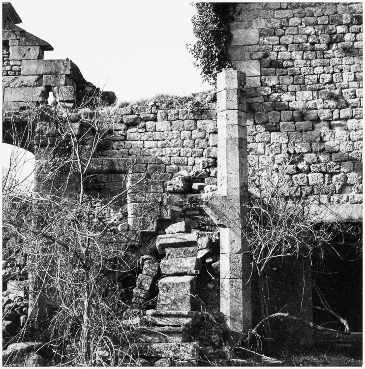 Portail d’entrée : vu de l’intérieur, détail d’une colonne à droite