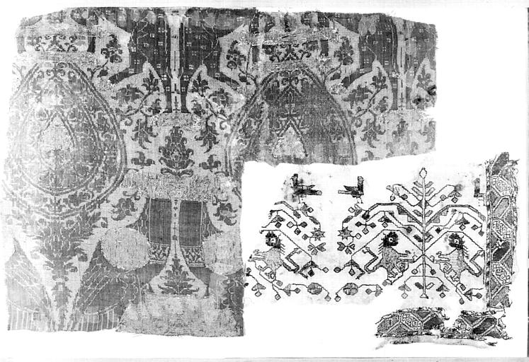 Deux fragments de tissu : médaillons à motifs floraux, griffons affrontés et rinceaux