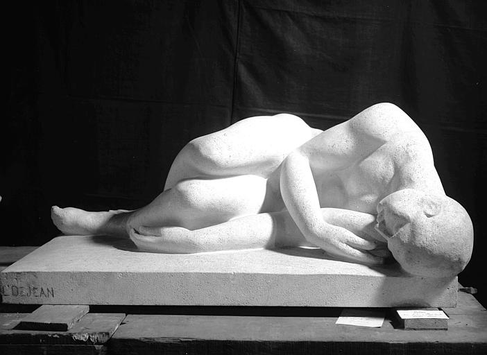 Statue gisante d'un déporté, marbre blanc