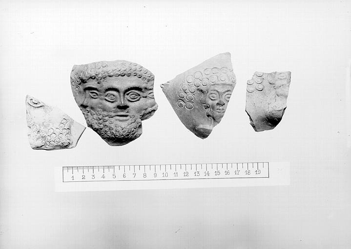 Tessons de poterie ornés