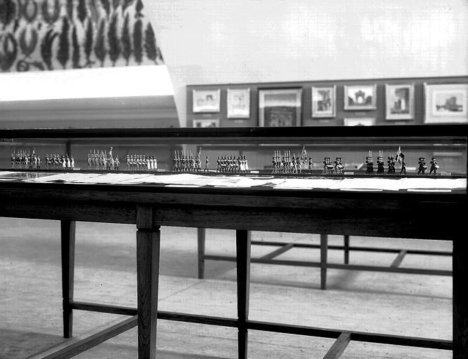 Vitrines centrales avec soldats de plomb
