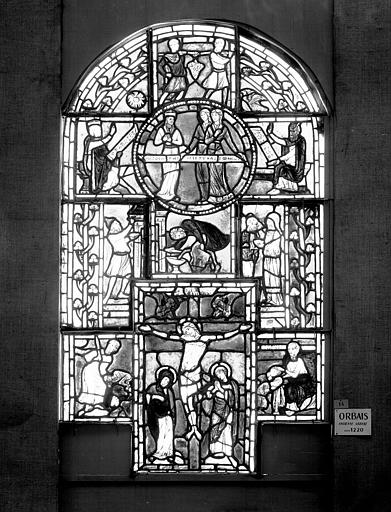 Vitrail : Crucifixion entourée de figures et de scènes de l'Ancien Testament - © Ministère de la Culture (France), Médiathèque du patrimoine et de la photographie, diffusion RMN-GP