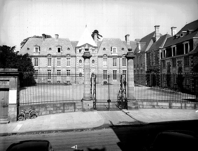 Ensemble du bâtiment sur la cour d'honneur