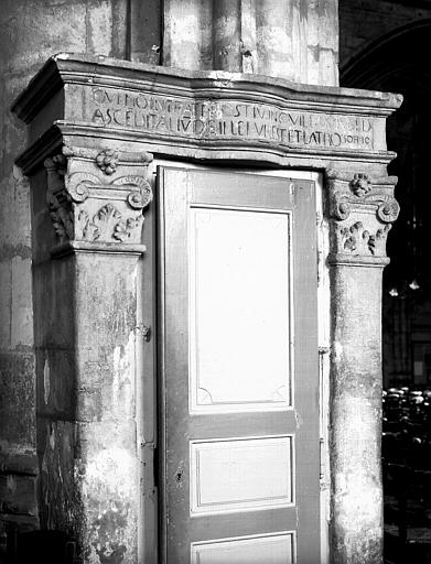 Chaire à prêcher : porte creusée sous le pilier auquel elle est adossée