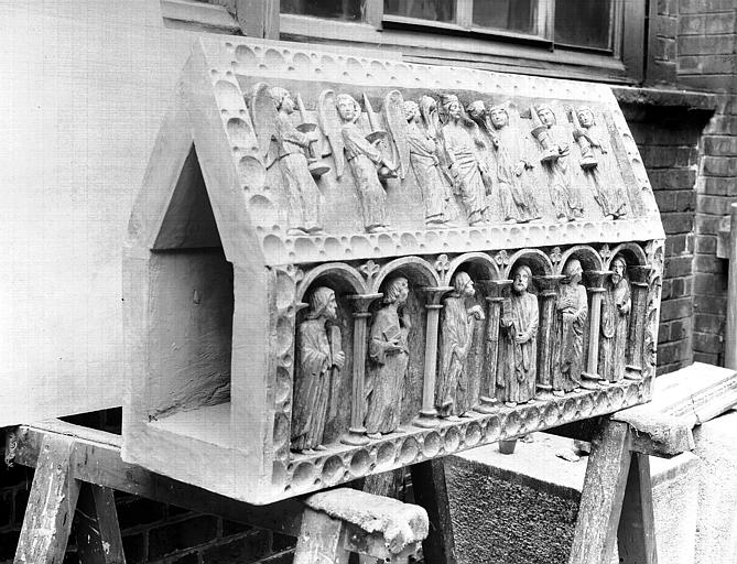 Châsse en bois sculpté