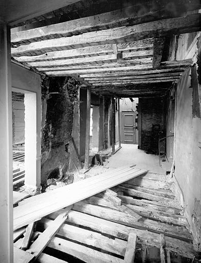Intérieur, salle à manger, délabrement