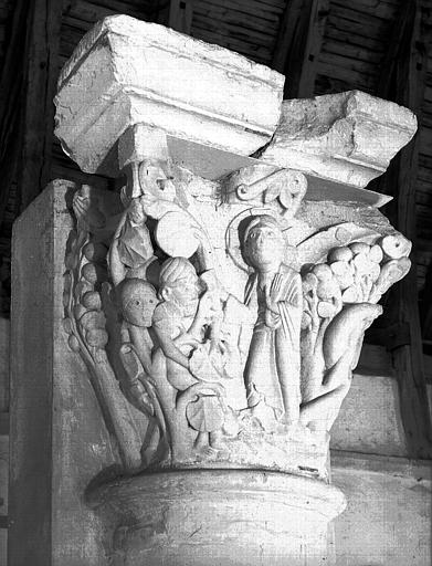 Chapiteau du choeur de l'abbatiale déposé au farinier : Tentation d'Adam et Eve