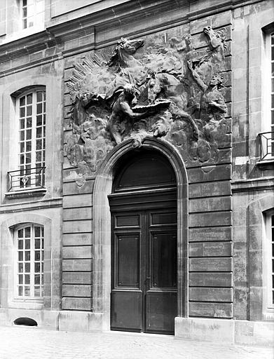 Cour des Chevaux du Soleil : bas-relief