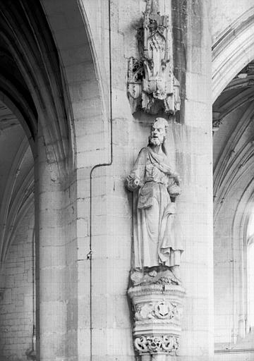 Croisillon sud, statue en pierre : saint Jacques le Majeur