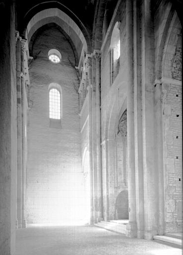 Eglise abbatiale : croisillon sud du grand transept vers le nord-est