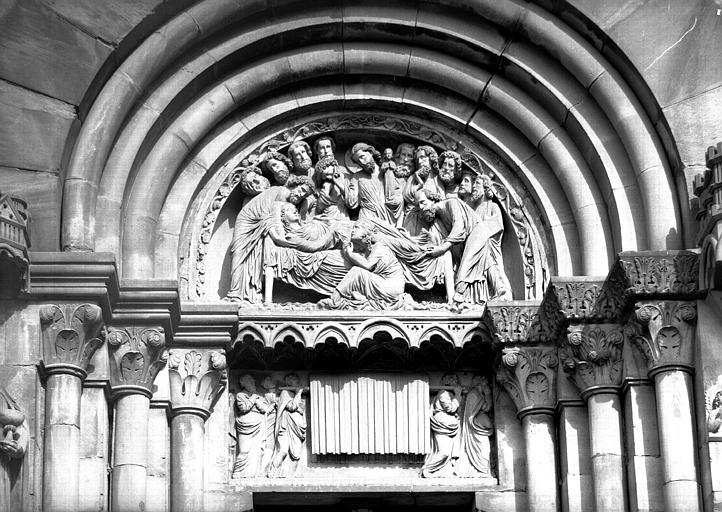 Portail du croisillon sud, tympan : Dormition de la Vierge