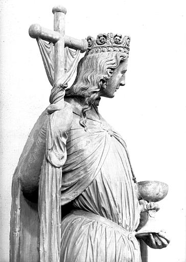 Statue en pierre, provenant du portail sud de la cathédrale : l'Eglise