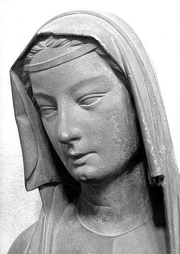 Statue en pierre, provenant du portail sud de la façade de la cathédrale : Vierge sage