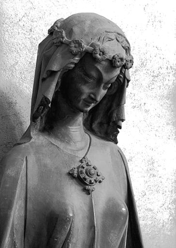 Statue en pierre, provenant du portail sud de la façade de la cathédrale :Vierge folle