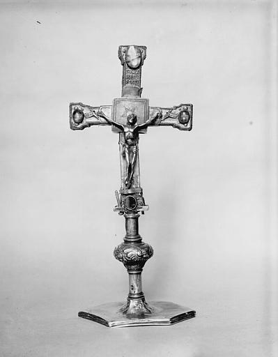 Croix reliquaire en argent doré avec cabochons