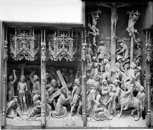 Retable en bois sculpté, école flamande, parties à dextre et centrale : Flagellation, Portement de Croix, Crucifixion