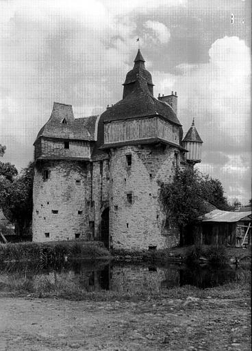 Tour d'entrée et douves