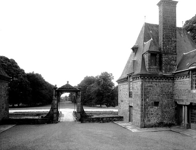 Porte de la cour d'honneur