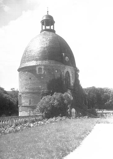 Tour flanquant l'entrée à gauche : chapelle côté cour