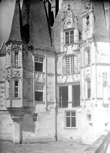 Façade de l'entrée et tourelles du pavillon de gauche