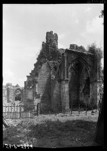 Ancienne abbatiale : ruines de la façade ouest