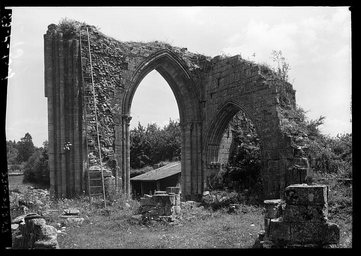 Ancienne abbatiale : arcades du collatéral sud et pile sud-est de la croisée, vues de la nef