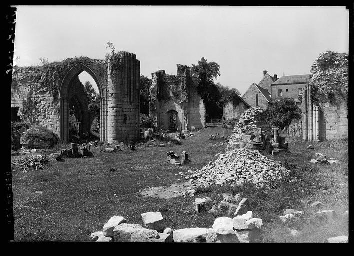 Ancienne abbatiale : nef et croisillon nord, vers le nord-ouest