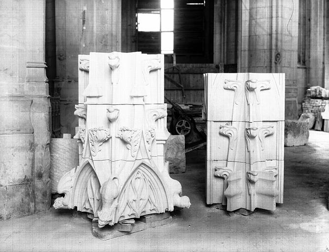 Deux fragments de pinacle refaits