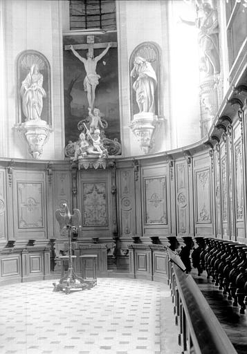 Stalles du choeur en bois sculpté côté est, le Christ en Croix entouré de la Vierge et saint Jean, et deux statues en marbre blanc