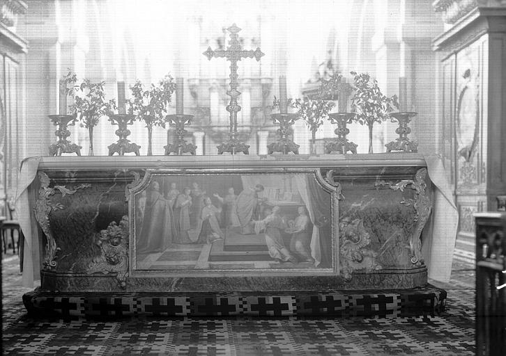 Choeur : tombeau du maître autel en bois sculpté peint et doré, face vers l'abside