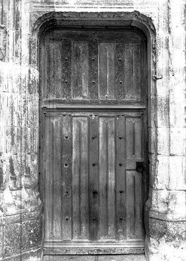 Façade sud : vantail de la porte extérieure, bois mouluré