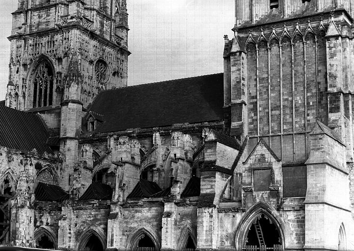 Parties hautes de la face latérale nord : charpentes des chapelles latérales en cours de réfection