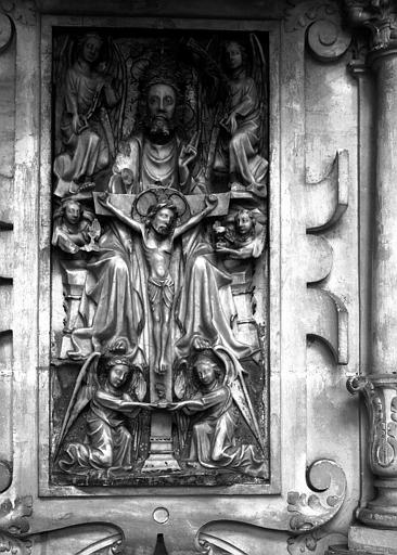 Bas-relief en albâtre anglais : la Trinité, Dieu le Père soutenant le Christ en Croix