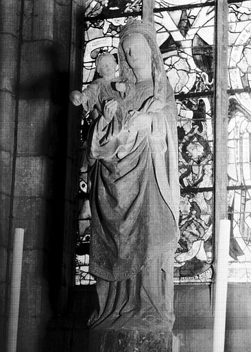 Statue en pierre située dans une chapelle axiale : Vierge à l'Enfant (décapitée)