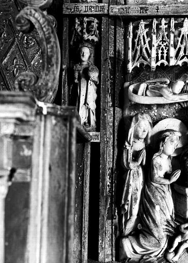 Retable du maître-autel, statuettes en albâtre placées sur les montants : donatrice et sainte