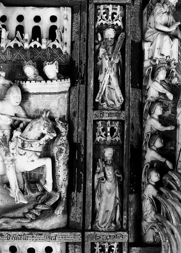 Retable du maître-autel, statuettes en albâtre placées sur les montants : saint Pierre, saint André