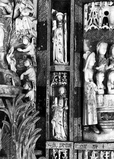 Retable du maître-autel, statuettes en albâtre placées sur les montants : saint Jacques, saint Paul