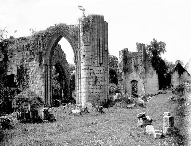 Ruines de l'ancienne église abbatiale