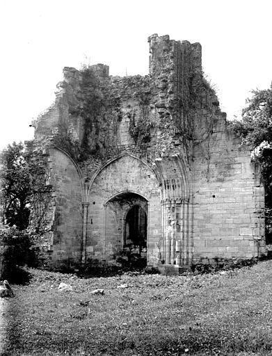 Ruines de l'ancienne église abbatiale : façade ouest, revers et départ du collatéral sud