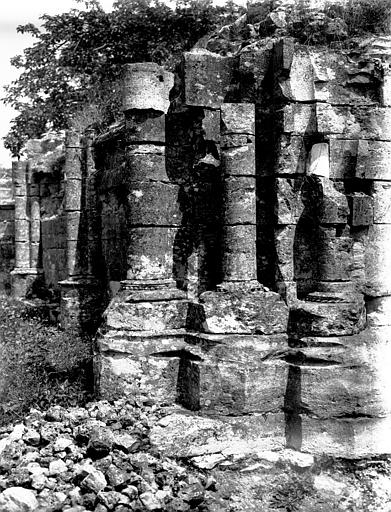 Ruines de l'ancienne église abbatiale : angle du choeur et du croisillon nord, base des colonnes engagées