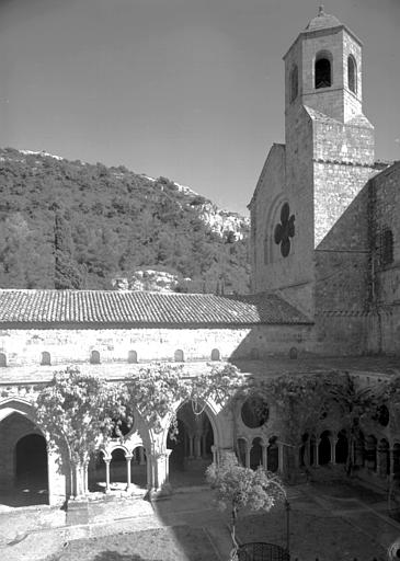 Eglise, extérieur : transept angle nord-est et absidiole nord