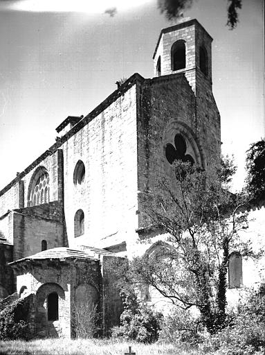 Eglise, extérieur : galerie est du cloître et lanternon du croisillon nord