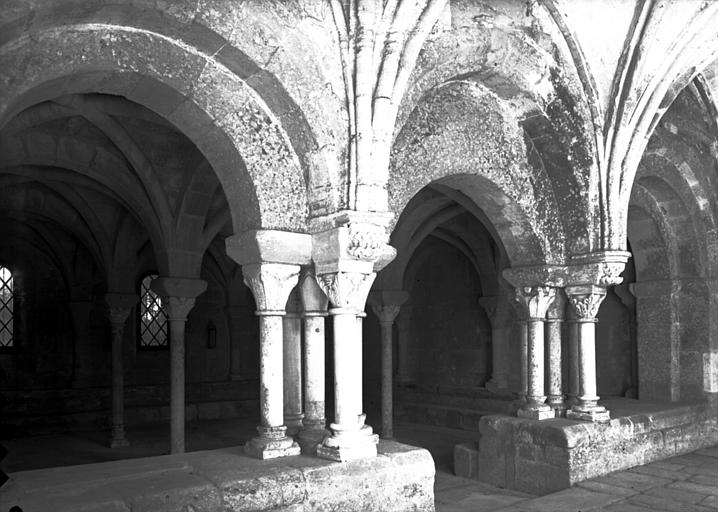 Cloître : entrée de la salle capitulaire