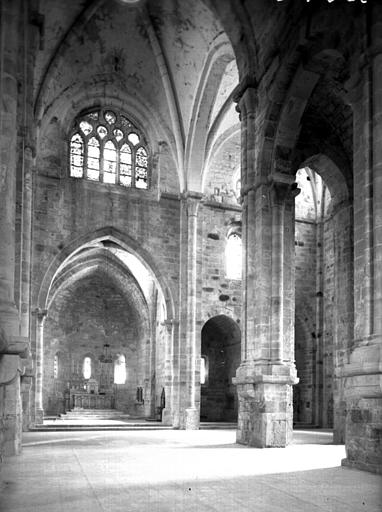 Eglise, intérieur : transept et abside vers l'est