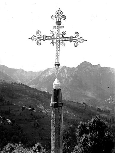 Croix monumentale devant l'église