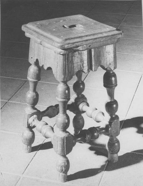 tabouret, vue générale - © Ministère de la Culture (France), Médiathèque du patrimoine et de la photographie (objets mobiliers), tous droits réservés