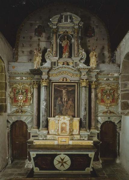 autel, retable, tabernacle, tableau : Christ en croix (maître-autel), vue générale