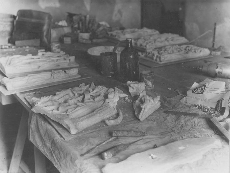 bas-reliefs : Sènes de la vie du Christ, vue partielle