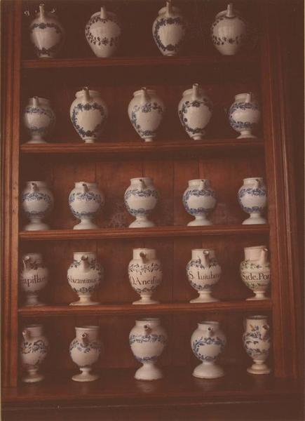 pots à pharmacie (chevrettes), vue générale - © Ministère de la Culture (France), Médiathèque du patrimoine et de la photographie (objets mobiliers), tous droits réservés