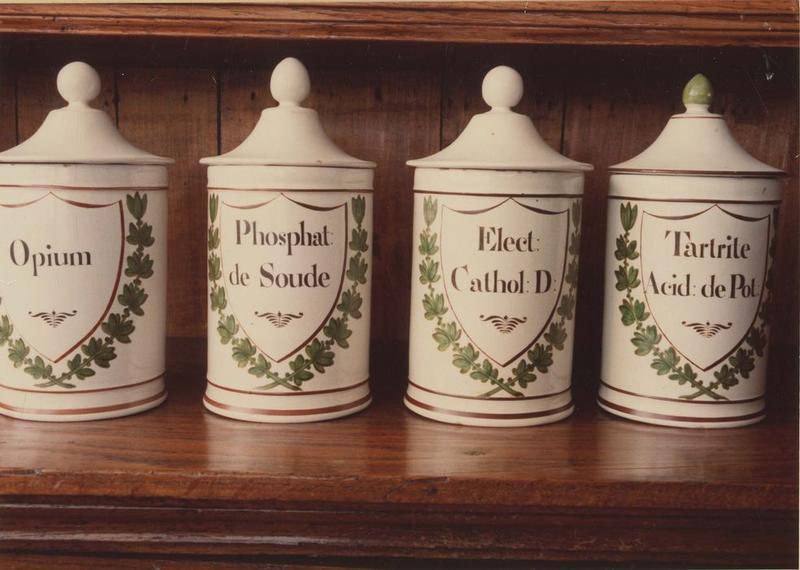 pots à pharmacie, vue générale - © Ministère de la Culture (France), Médiathèque du patrimoine et de la photographie (objets mobiliers), tous droits réservés